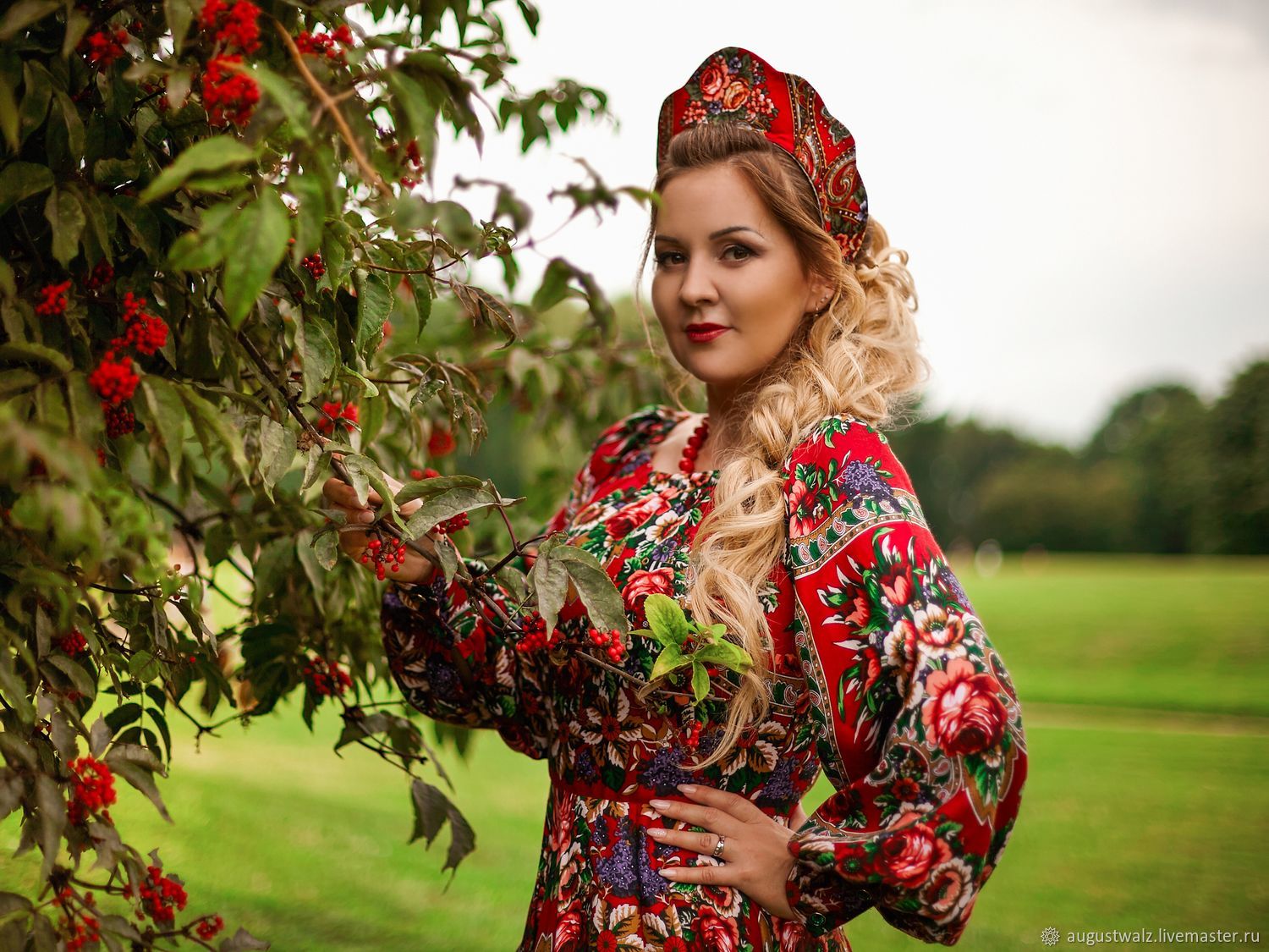 Women in Slavic costumes in Natal